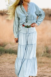 Completo in denim celeste con top scollo a V e gonna lunga a strati per donna elegante