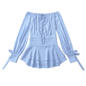 Robe élégante bleu clair à épaules dénudées avec manches bouffantes et volants