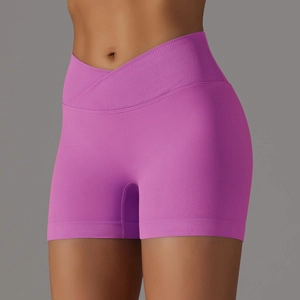Dettaglio della vita alta a V incrociata sui pantaloncini da yoga senza cuciture viola brillante