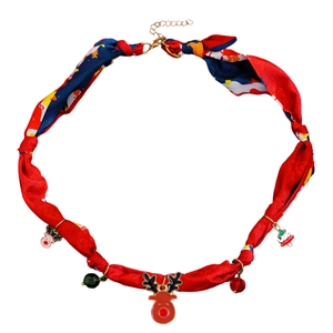 Détail du collier en soie rouge avec pendentif renne et fermoir doré ajustable