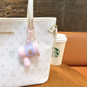 Lindo llavero de megáfono grabador de Capybara rosa en un bolso blanco