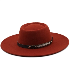 Detailaufnahme der rostroten Wollfilz-Fedora mit schwarzem Lederband und Nieten