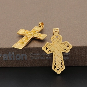 Détail du design creux à l'arrière des pendentifs croix hip-hop dorés