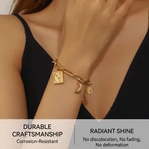 Détail du bracelet en chaîne épaisse en acier inoxydable doré avec des charmes célestes