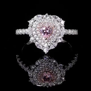 Macro di lussuoso anello con cristallo a cuore rosa e diamanti pavé su riflesso nero