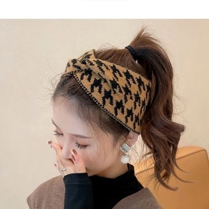 Bandeau en tricot à motif pied-de-poule avec nœud croisé style hivernal marron