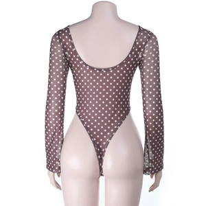 Vue détaillée du body en maille marron à pois blancs avec une coupe haute dans le dos