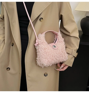 Détail du sac à main en peluche rose avec fermoir métallique et bandoulière en cuir