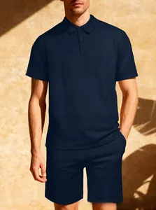 Dettaglio del set polo e pantaloncini in maglia a nido d'ape blu scuro raffinato