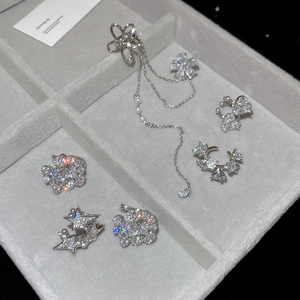 Détails des clips d'oreille en argent avec zircons blancs dans divers designs élégants