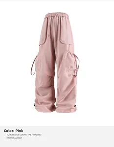 Dettaglio dei pantaloni cargo rosa con vita elastica e grandi tasche laterali