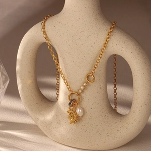 Collana in acciaio inossidabile 18K con perla d'acqua dolce e ciondolo sole dorato