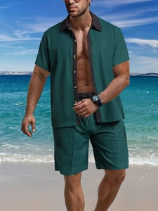 Détail d'un ensemble chemise et short en maille gaufrée vert foncé pour homme à la plage