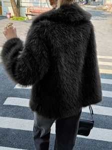 Dettaglio della trama della pelliccia sintetica nera di questo cappotto invernale da donna
