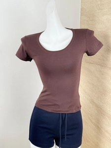 Detail of slim fit coffee brown crew neck t-shirt with soft fabric and short sleeves