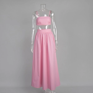 Vue détaillée d'un ensemble deux pièces rose en coton avec crop top et jupe longue plissée