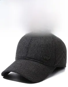 Détail d'une casquette en laine avec badge métallique Sports Style et texture chaude