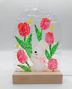 Détail de la veilleuse DIY tulipes avec panneau acrylique, motif lapin et socle bois