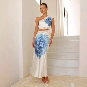 Détail de robe en satin blanc avec imprimé pivoine bleue et découpe à la taille