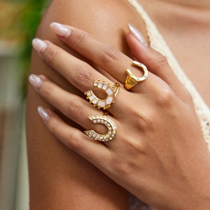 Dreiteiliges 18k vergoldetes Hufeisen-Ring-Set mit Strasssteinen und Muschel-Inlay