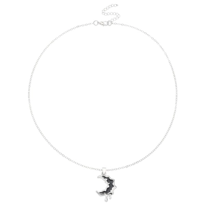 Ketting met onregelmatige lava-maanhanger in zilver en zwart in Y2K vloeibare metaalstijl