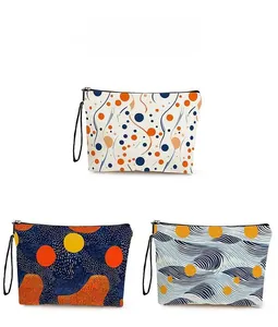 Détails des motifs de trois trousses à maquillage portables aux motifs géométriques