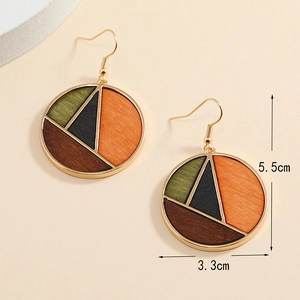 Détail des boucles d'oreilles géométriques en bois avec dimensions 5,5cm sur 3,3cm