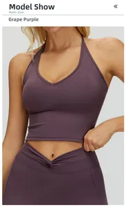 Détail du haut de sport licou violet raisin et du legging à taille croisée assorti