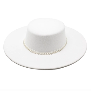 Elegante cappello in feltro di lana bianco a tesa piatta con decoro di perle