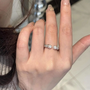 S925 sterling silver vintage twisted ring with white pearls shown on a model's hand