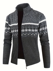 Detail der Herren-Strickjacke mit geometrischen Mustern und robustem Reißverschluss