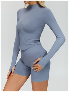 Détail des poignets passe-pouce et texture côtelée sur la veste de yoga ajustée
