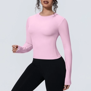 Gros plan du t-shirt de yoga rose à manches longues montrant la texture respirante