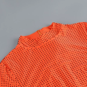 Détail de la robe orange avec col montant à strass et fermeture éclair au dos