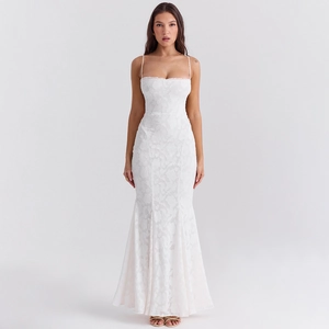Détail de la robe en dentelle blanche avec de fines bretelles et broderie florale