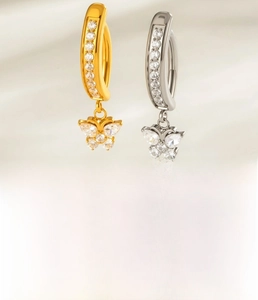 Détail macro du piercing de nombril en titane G23 avec pendentif papillon en zircon