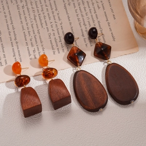 Bohemian retro wood and resin geometric earrings in orange and brown tones