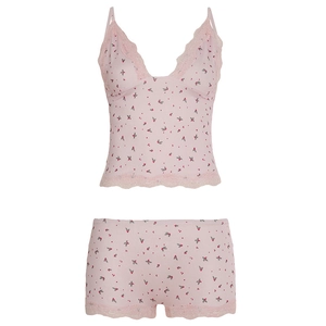 Ensemble de détente rose fleuri avec caraco en dentelle col V et short ajusté
