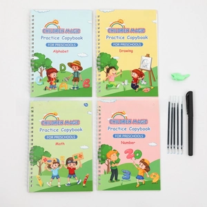 Set dettagliato di quattro quaderni magici per la scrittura con penna e impugnatura