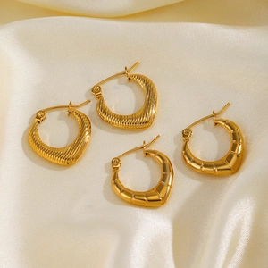 Deux paires de boucles d'oreilles cœur en acier plaqué or 18K avec textures vis et bambou