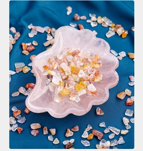 Dettaglio di una ciotola di quarzo rosa a conchiglia con pietre dure multicolore