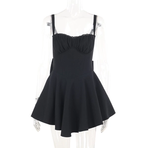 Détails de l'encolure en dentelle noire et du buste froncé sur cette robe élégante