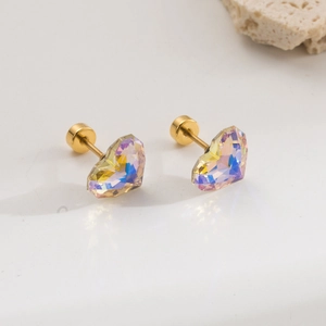 Gros plan de boucles d'oreilles cœur en cristal avec tiges dorées en titane