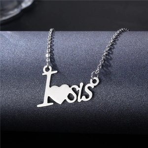 Collier en acier inoxydable argenté avec pendentif I Love Sis sur fond gris foncé