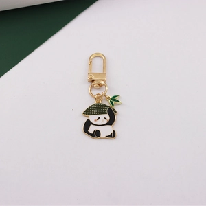 Detail eines Panda-Schlüsselanhängers mit Goldrand, Emaille und Bambus-Elementen