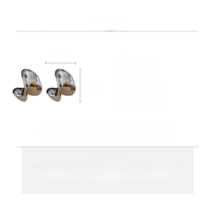 Detailed size specifications and material attributes for C-shaped metallic stud earrings