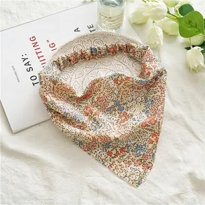 Gros plan du foulard floral avec bande élastique et motif de style pastoral
