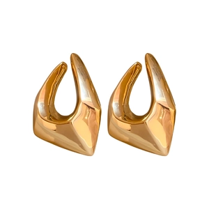 Boucles d'oreilles géométriques irrégulières plaquées or avec finition polie sur blanc