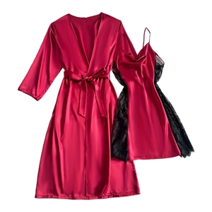 Ensemble de nuit en satin rouge rubis avec peignoir et chemise de nuit en dentelle