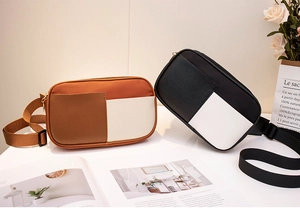 Détail du sac de poitrine bicolore en nylon avec sangle réglable et fermeture éclair